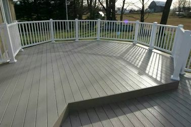Houten Plastic Samengestelde Openluchtbevloering en Omheining voor Balkon, Gebouwde Decking