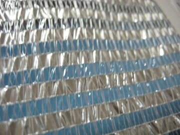 plantaardige het verwarmen energie - de schaduw van de besparingsserre het opleveren met plastic strepen