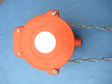kleine Serre die handbroodje op motor met 5m lange ketting onderzoeken